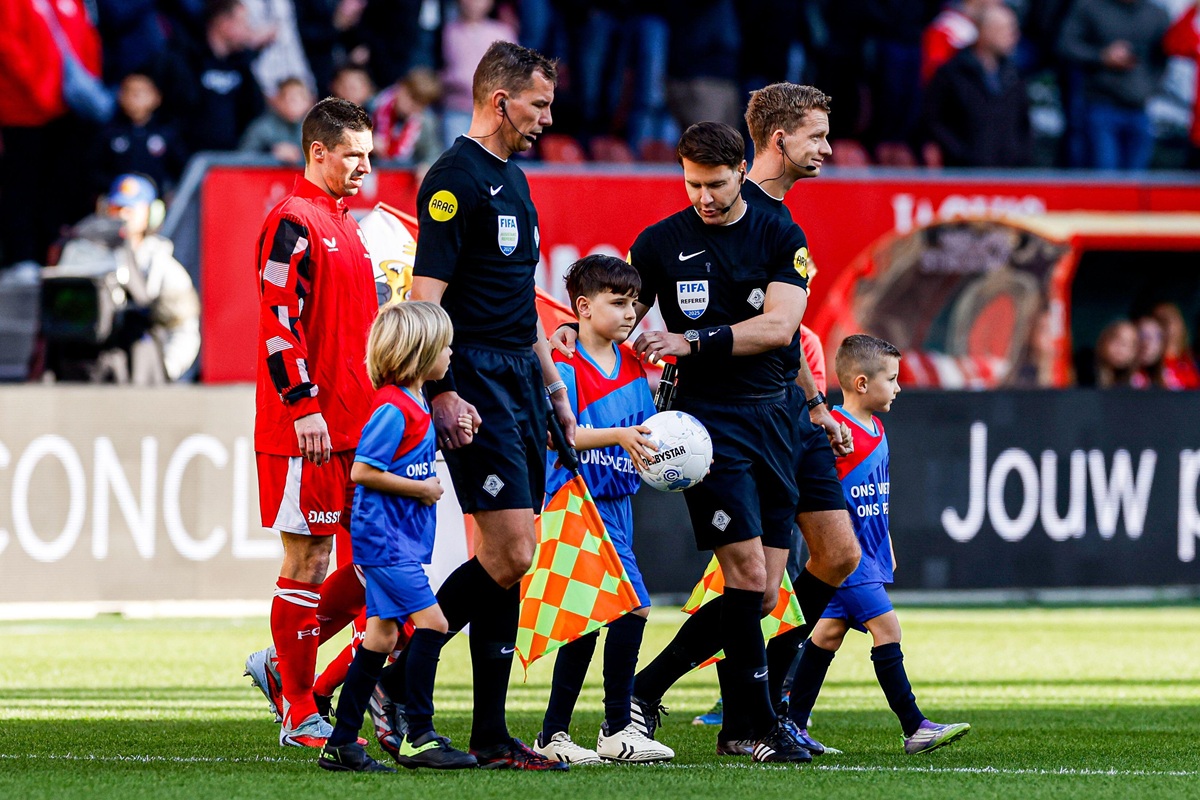 Ajax Faces Controversial Loss Against FC Utrecht