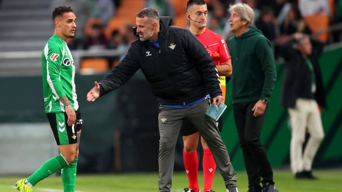 Antony Apologizes to Betis Fans Following Red Card Incident