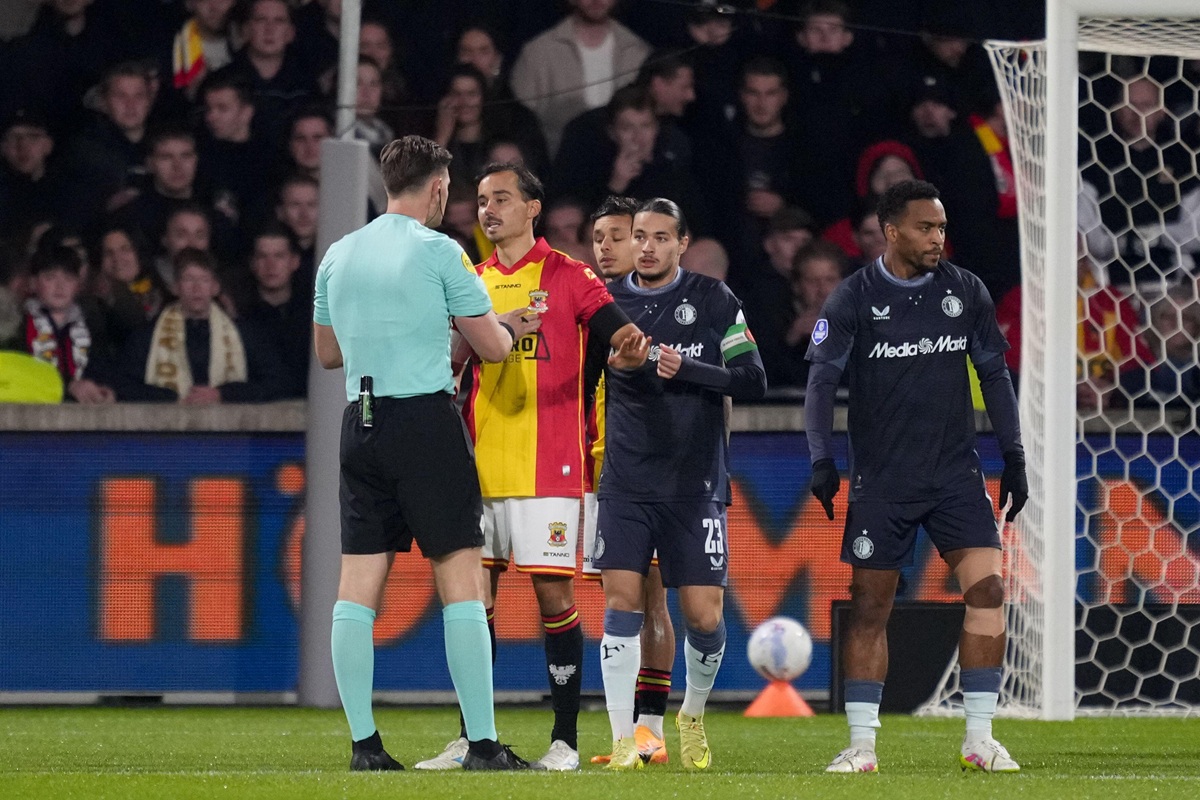 Feyenoord Fans Demand Calvin Stengs Return Amid Controversial Referee Performance