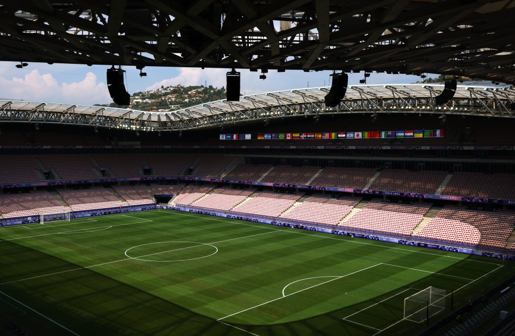 Freiburg Overcomes Ball Issues for Victory in Europa League