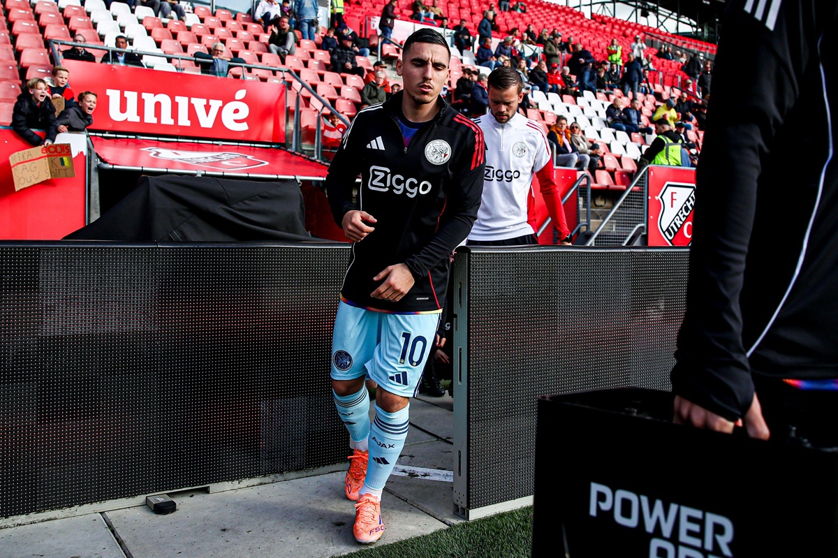 Frustration Mounts Among Ajax Fans Over Substitution of Oscar Gloukh