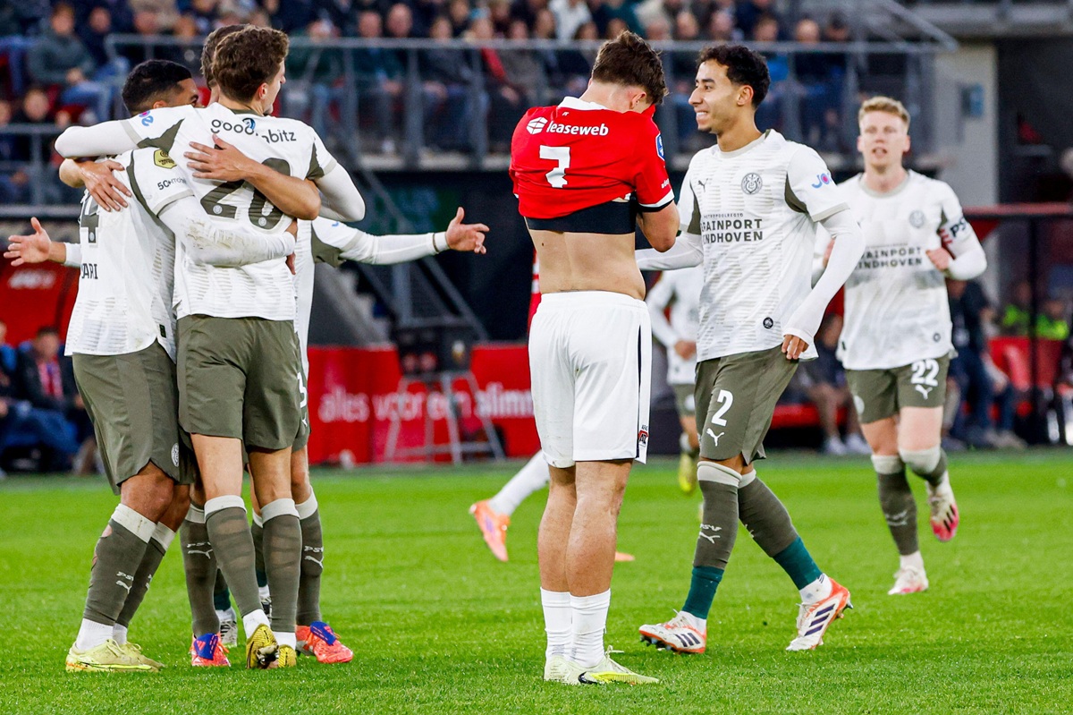 PSV Dominates AZ in One Sided Match