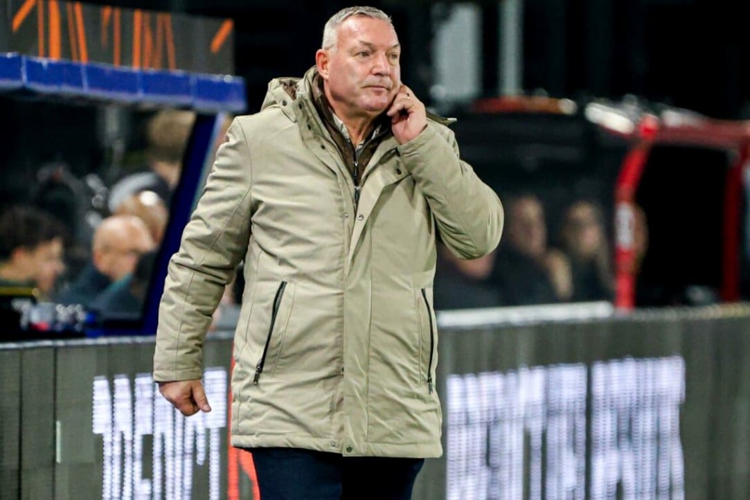 Ron Jans Faces Challenges at FC Utrecht as New Coaching Speculations Arise